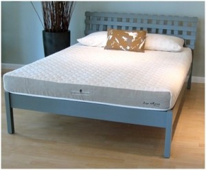 łóżko z materacem lateksowym